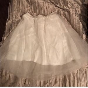 👰🏼 white tulle skirt